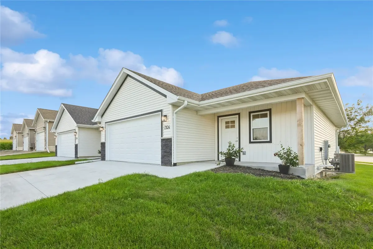 7104 Waterview Dr, Cedar Rapids, IA 52404 - #1