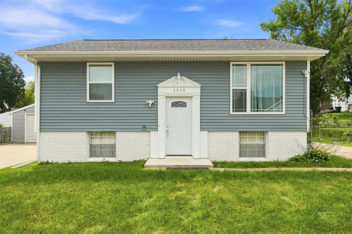 3025 29th Avenue Sw, Cedar Rapids, IA 52404 - #1
