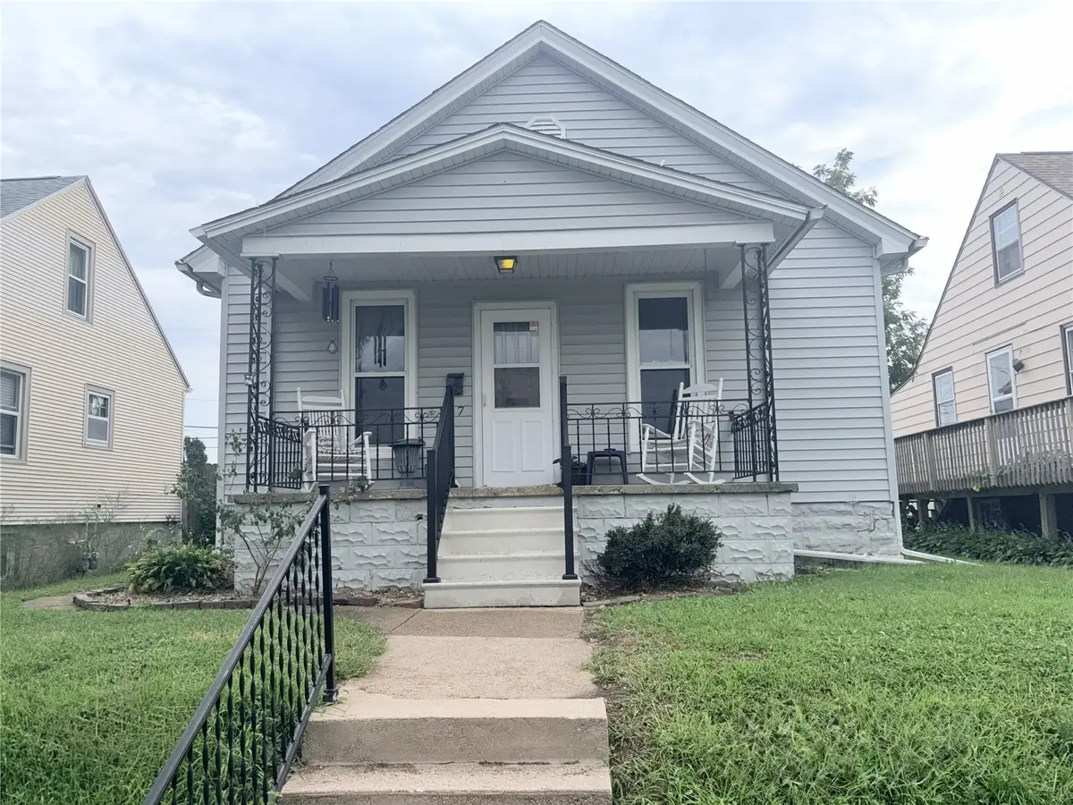 817 19th Avenue Sw, Cedar Rapids, IA 52404 - #1