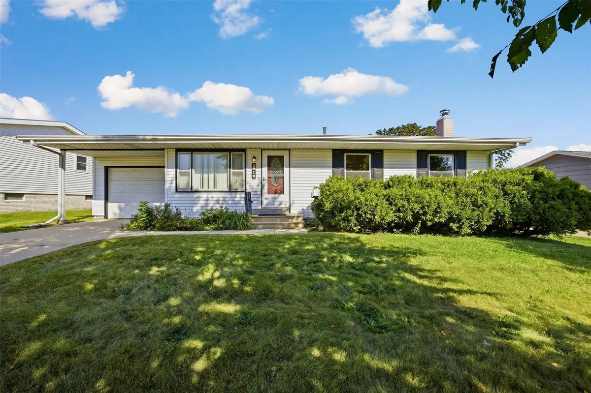 5818 Eastview Avenue Sw, Cedar Rapids, IA 52404 - #1
