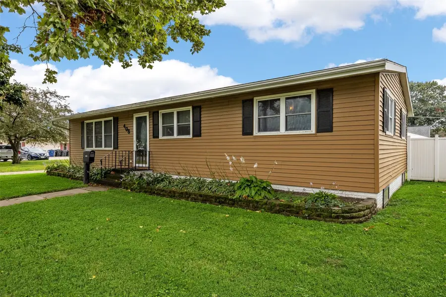 408 W 3rd Street, Vinton, IA 52349 - #3