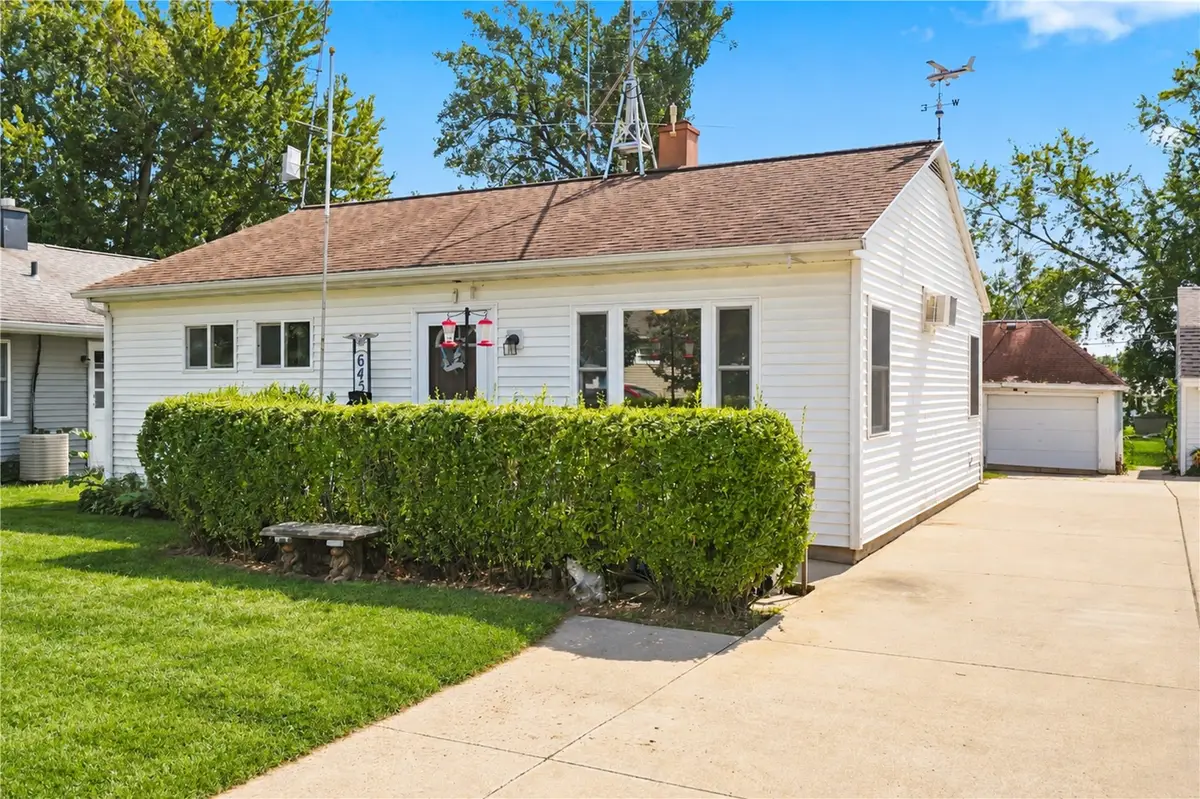 645 40th Street Ne, Cedar Rapids, IA 52402 - #1