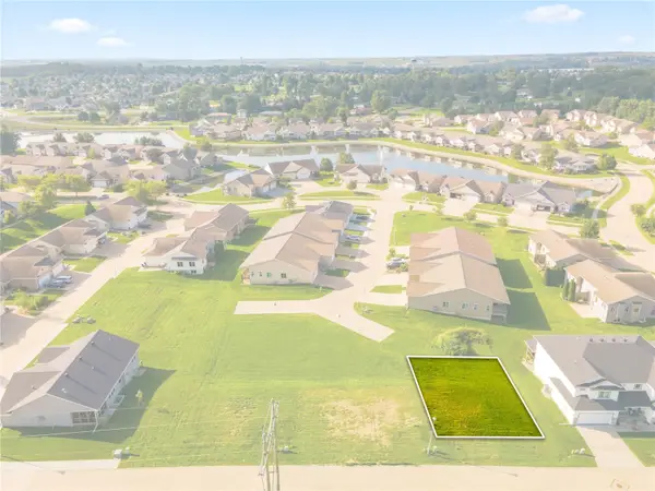 7064/7066 Waterview Dr Sw, Cedar Rapids, IA 52404