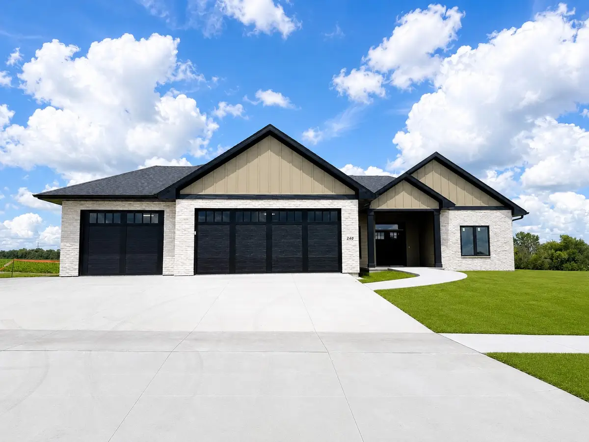 240 Howard Avenue Nw, Swisher, IA 52338 - #1