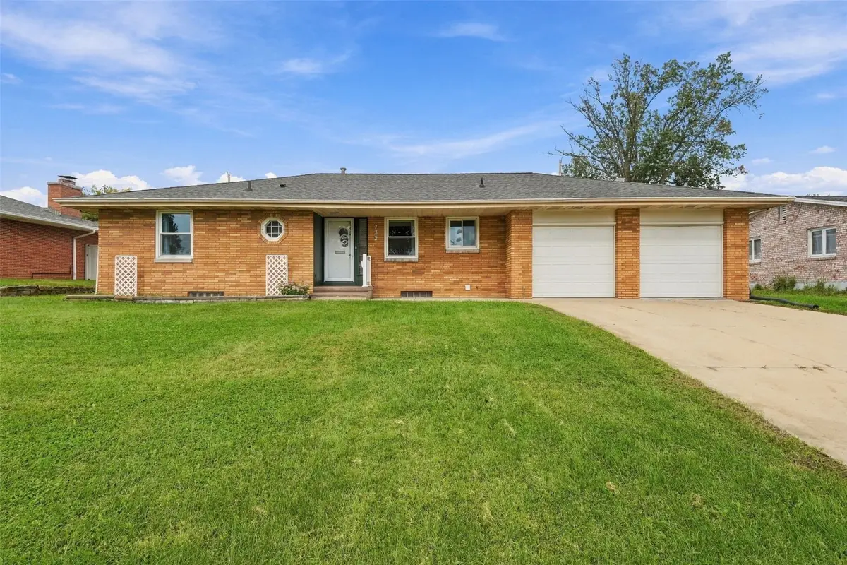 732 29th Street Ne, Cedar Rapids, IA 52402 - #1