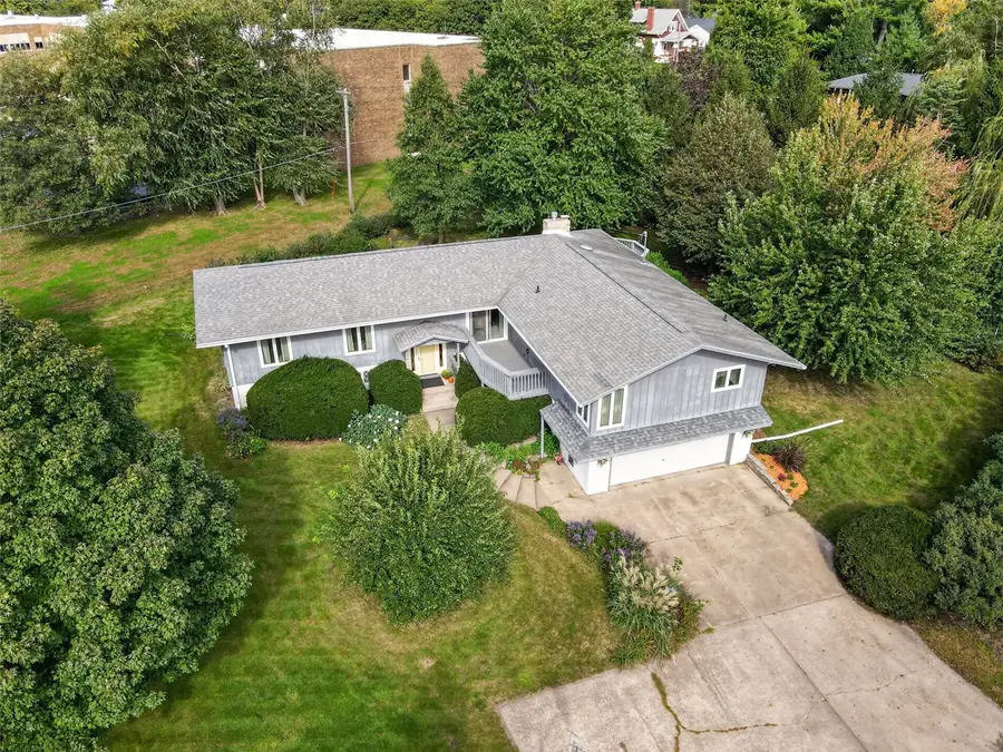 1515 Washington Drive, Vinton, IA 52349 - #2