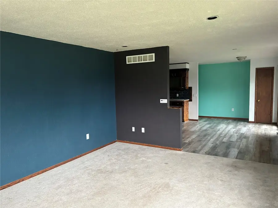 1122 E 3rd Street, Vinton, IA 52349 - #3