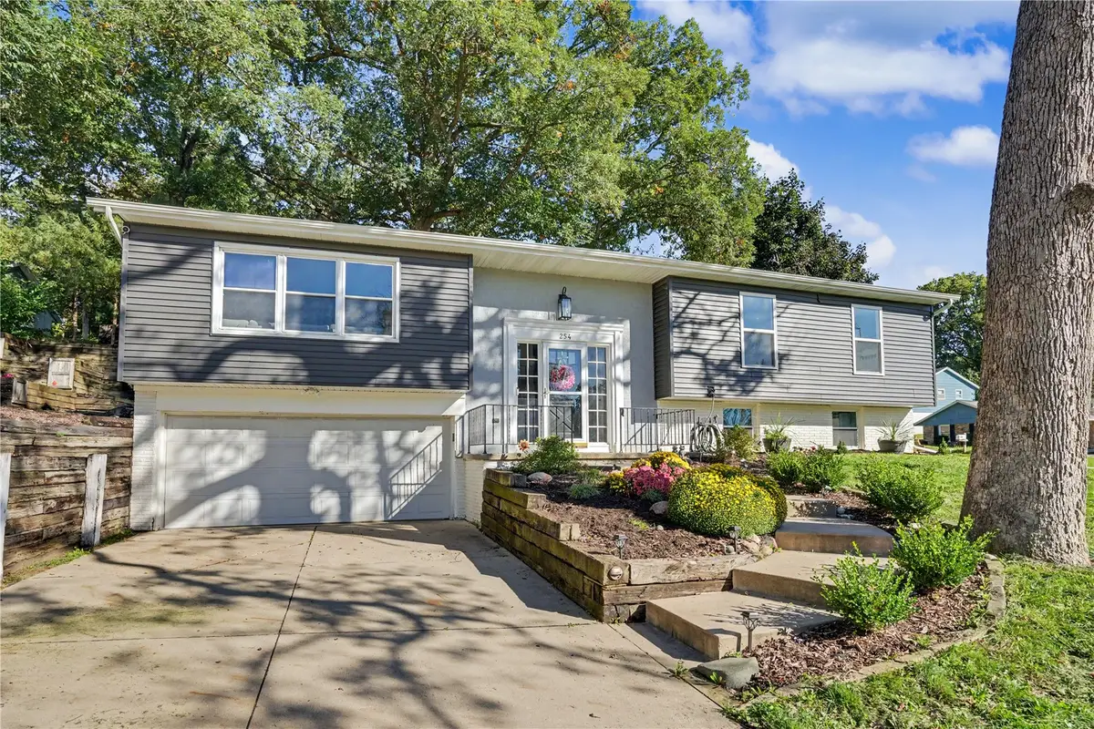 254 NE Brentwood Circle, Cedar Rapids, IA 52402 - #1