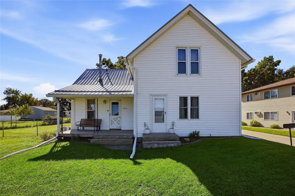 2923 5th Avenue, Marion, IA 52302 - #1