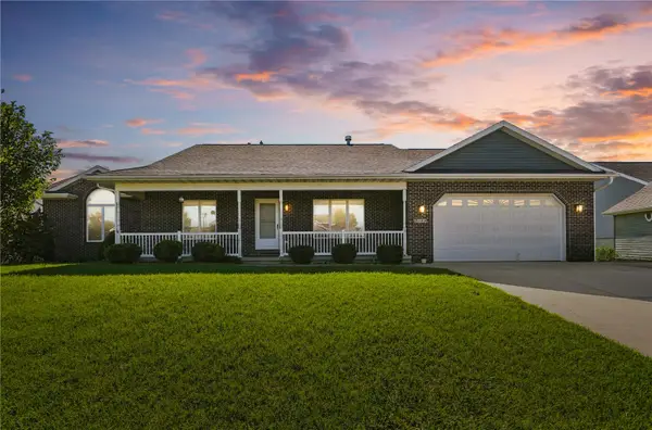2395 Wolf Run, Hiawatha, IA 52233