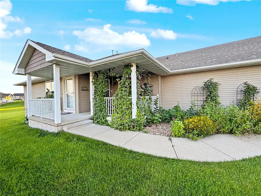 6331 Muirfield Dr, Cedar Rapids, IA 52404 - #2