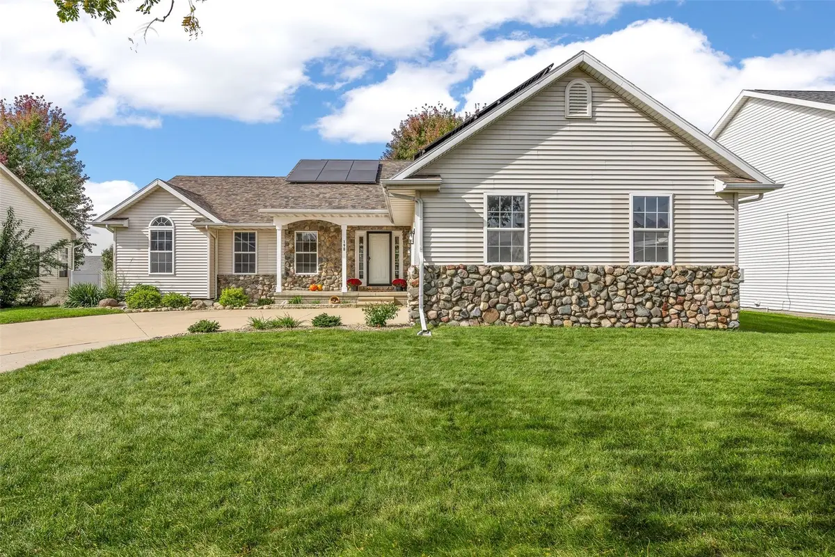 190 N 17th Avenue, Hiawatha, IA 52233 - #1