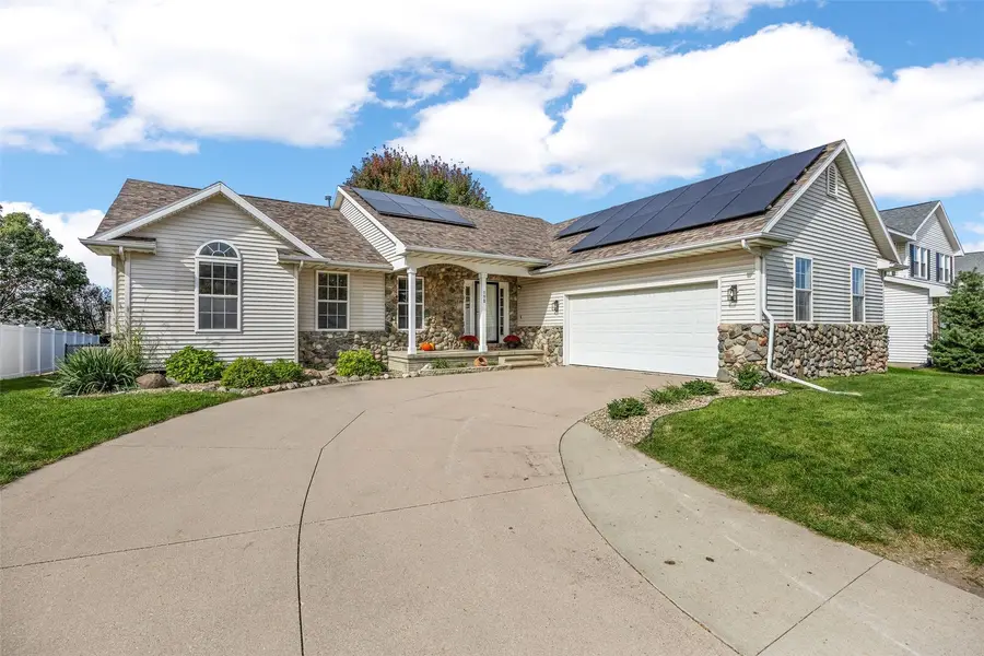 190 N 17th Avenue, Hiawatha, IA 52233 - #2