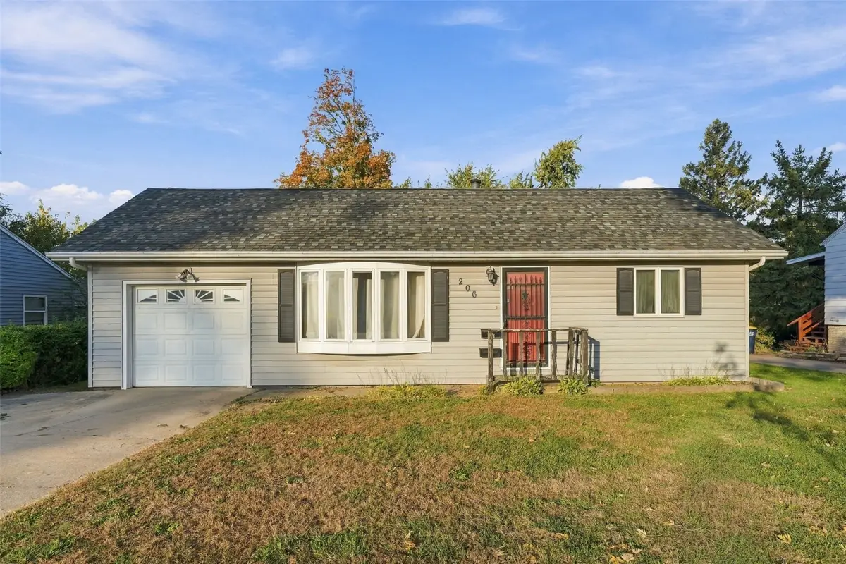 206 2nd Avenue, Hiawatha, IA 52233 - #1