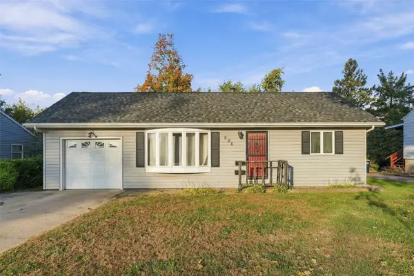 206 2nd Avenue, Hiawatha, IA 52233