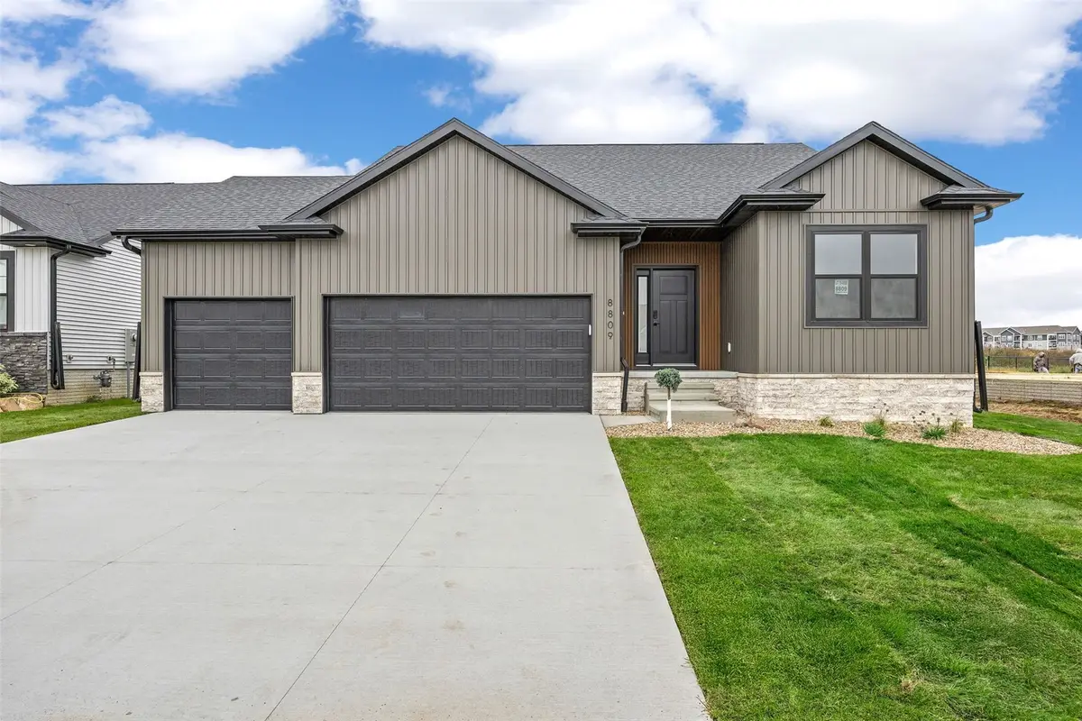 211 Meadows Field Drive Ne, Cedar Rapids, IA 52402 - #1