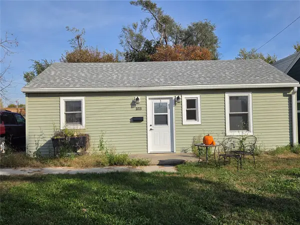 103 3rd Avenue, Hiawatha, IA 52233