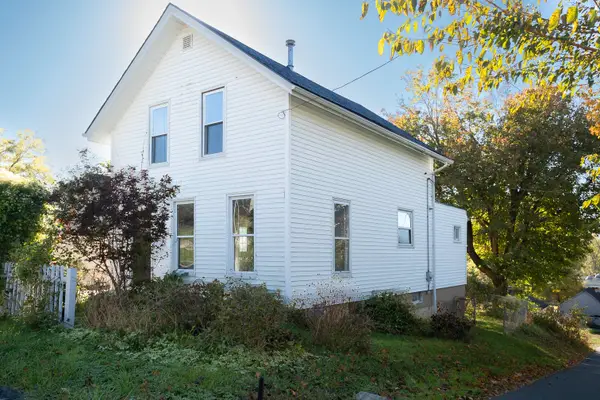 102 W Broadway Street, Anamosa, IA 52205