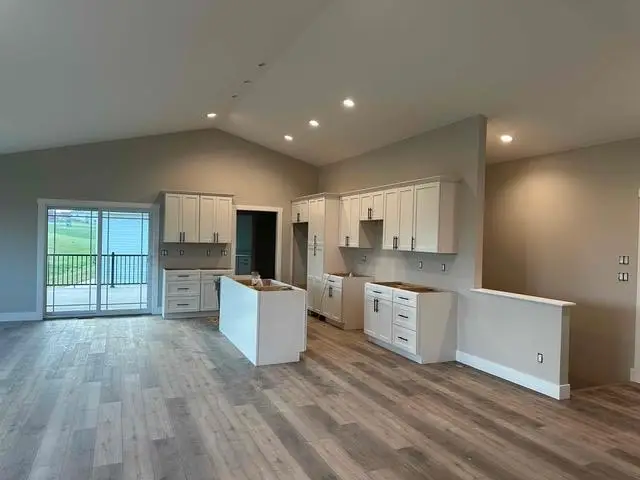 8202 Hugo Drive, Peosta, IA 52068 - Image #2