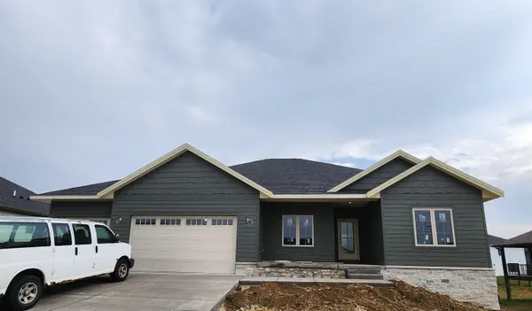 348 Solomia Court, Peosta, IA 52068