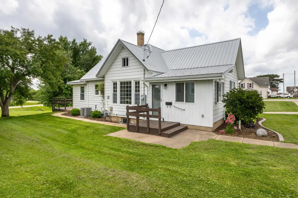 105 W Benton Street, Andrew, IA 52030 - Image #1