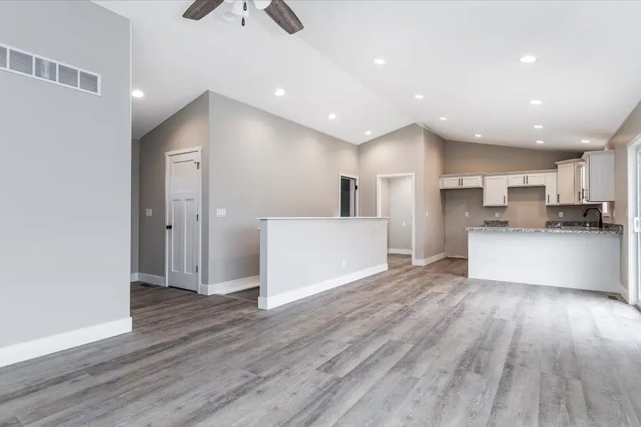 405 N Blake Avenue, East Dubuque, IL 61025 - Image #2