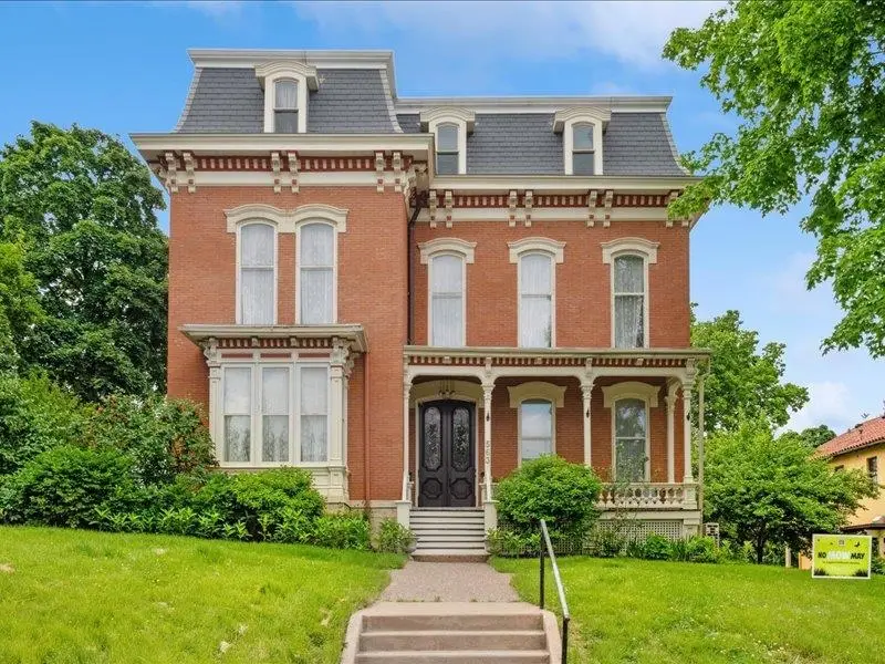 563 W 11th Street, Dubuque, IA 52001 - Image #1