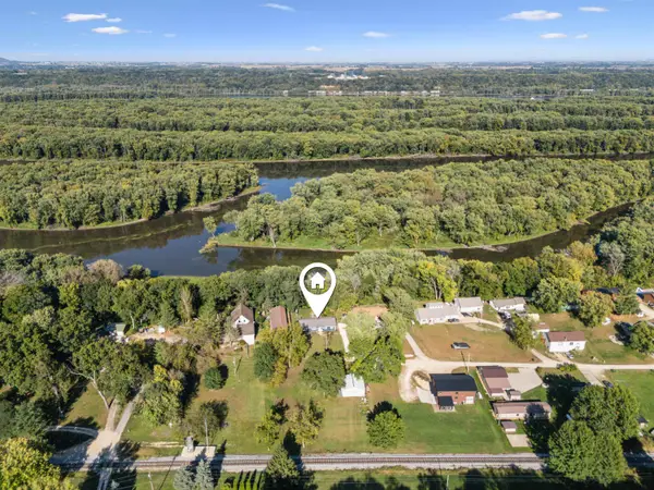 4641 S Beach Lane, Dubuque, IA 52003