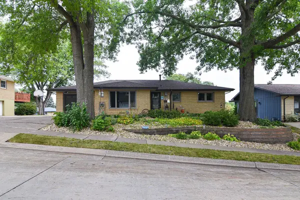 3427 Crestwood Drive, Dubuque, IA 52002