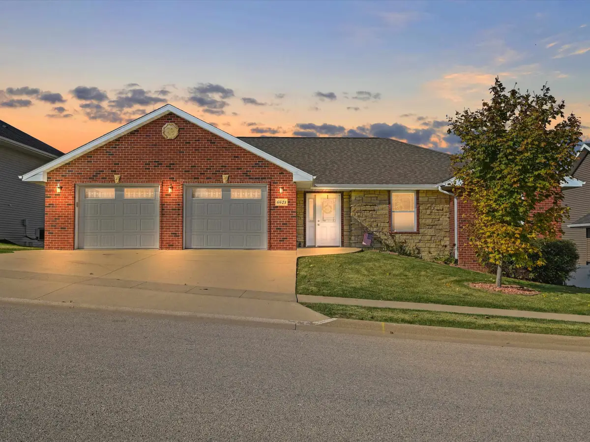 6621 S Dorchester Lane, Dubuque, IA 52003 - #1