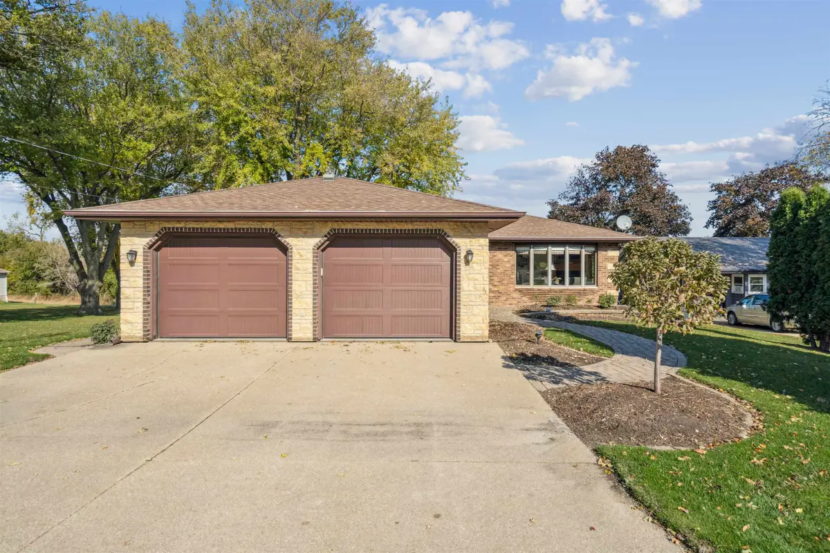 31679 Olde Castle Rd, Dyersville, IA 52040 - #1