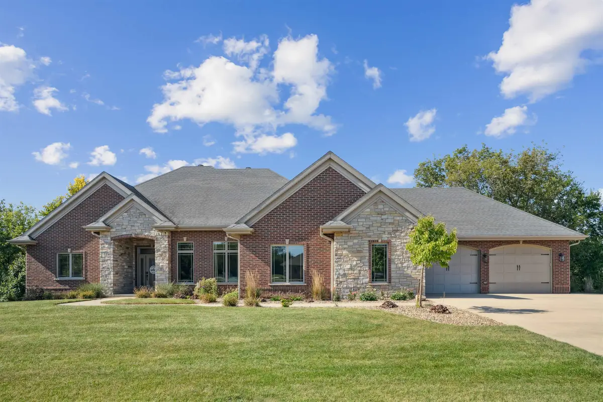 2038 Cedar Hill Ave SE, Dyersville, IA 52040 - Image #1