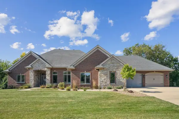 2038 Cedar Hill Ave SE, Dyersville, IA 52040