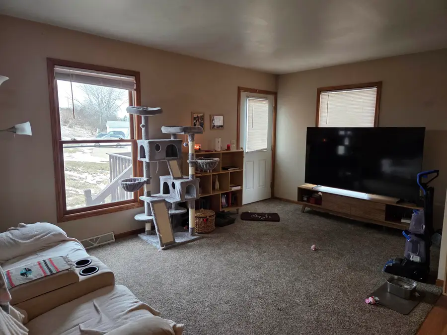 2143 Hummingbird Drive, Dubuque, IA 52002 - Image #2