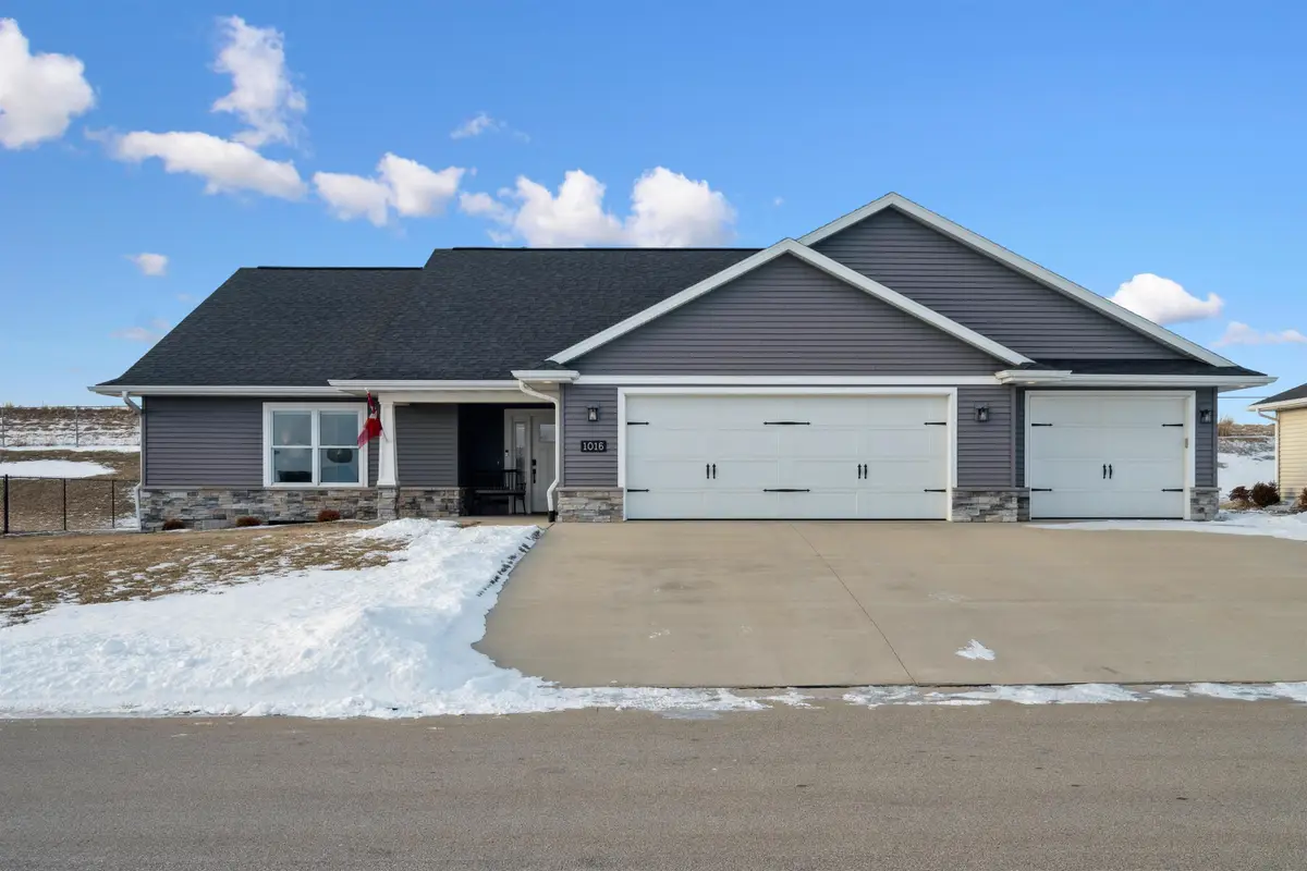 1016 Clare Court NW, Cascade, IA 52033 - Image #1