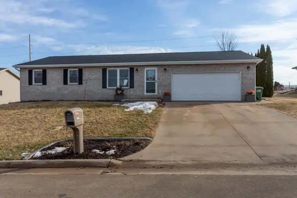 568 Walnut Ridge Street, Peosta, IA 52068