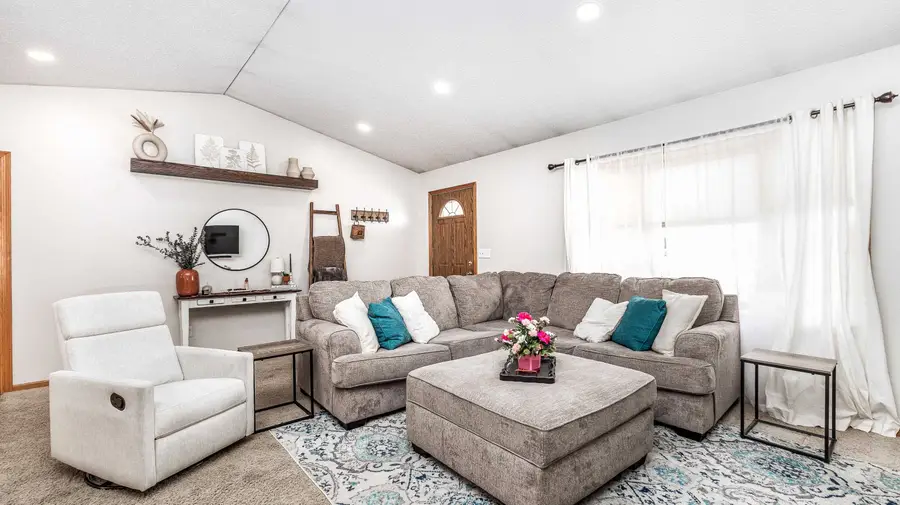 602 S Willow Ridge Street, Peosta, IA 52068 - #3