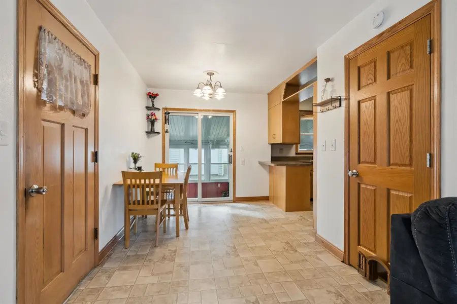 823 E Howard Street, Manchester, IA 52057 - #2