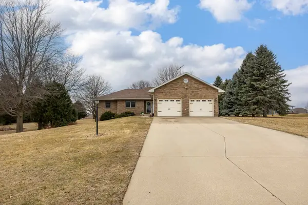 10699 Blue Jay Drive, Peosta, IA 52068