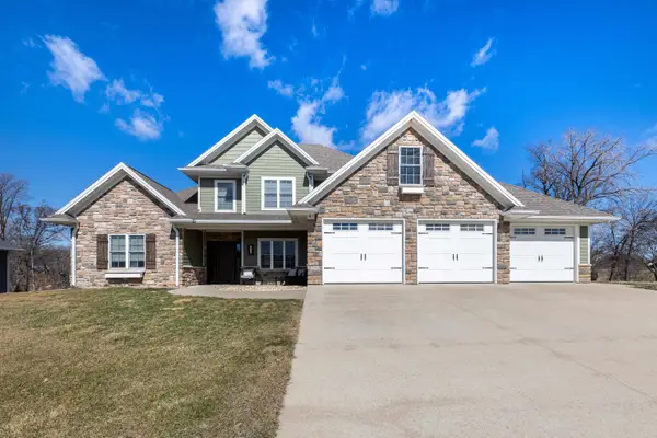 887 Amara Court, Peosta, IA 52068