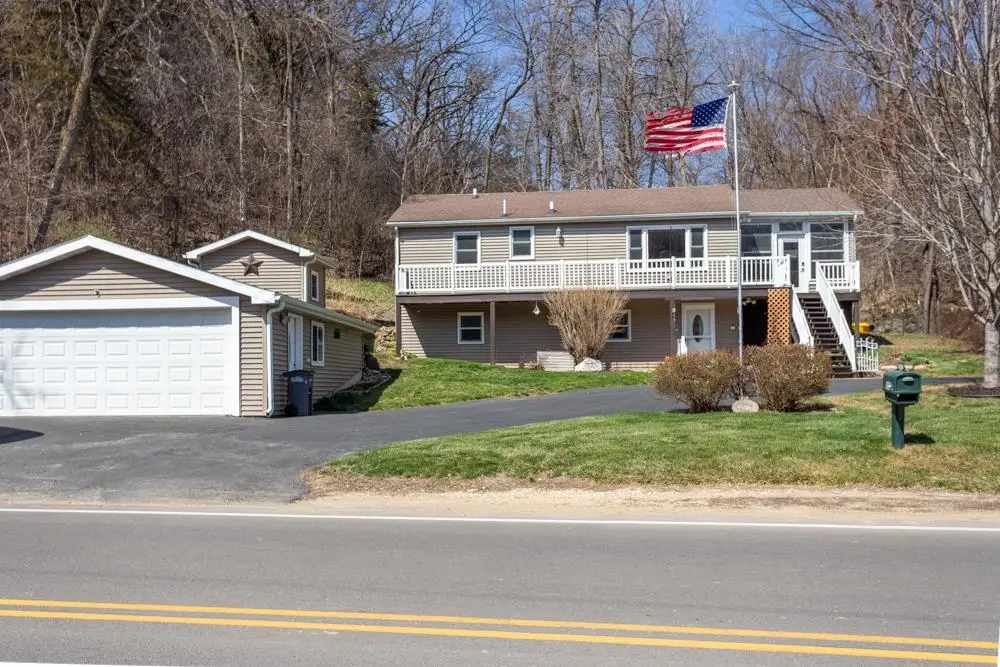 1665 W 32nd Street, Dubuque, IA 52001 - #1