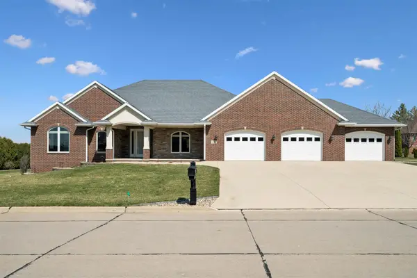 630 10th Ave Ct SW, Dyersville, IA 52040