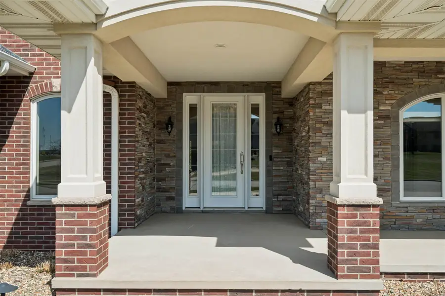 630 10th Ave Ct SW, Dyersville, IA 52040 - #2