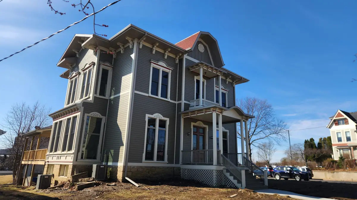 890 W 3rd Street, Dubuque, IA 52002 - #1