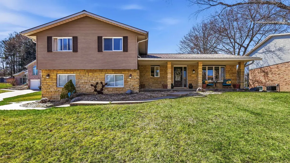 3035 Olde Country Lane, Dubuque, IA 52001 - #1