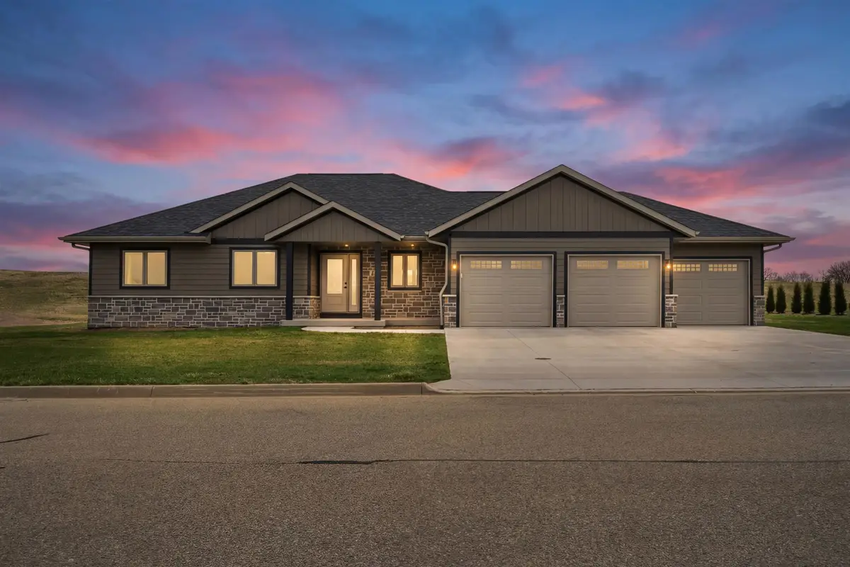 131 Jack Oak Dr SE, Cascade, IA 52033 - #1