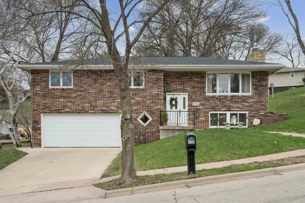 2744 Meadow Wood Drive, Dubuque, IA 52001