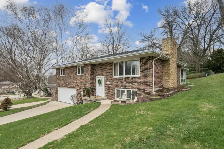 2744 Meadow Wood Drive, Dubuque, IA 52001 - #2