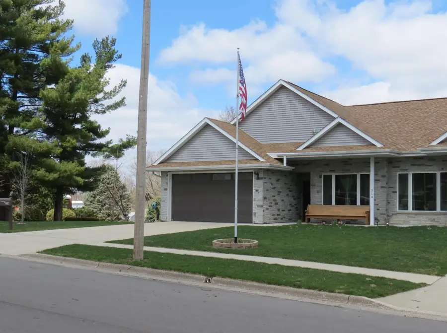 314 E Locust Street, Maquoketa, IA 52060 - #2