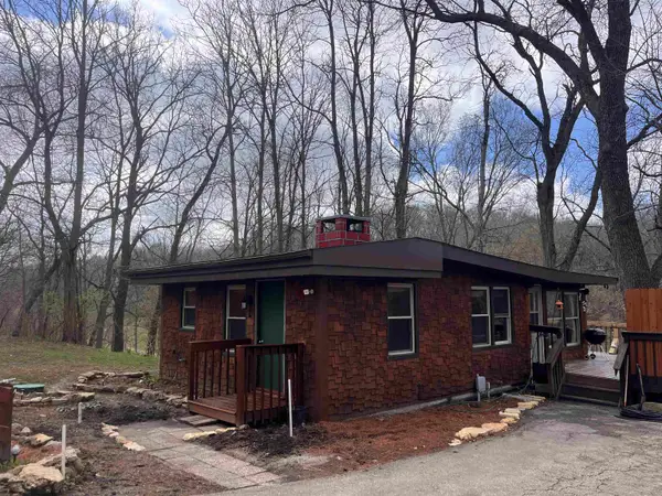 9919 Shawondassee Drive, Dubuque, IA 52003